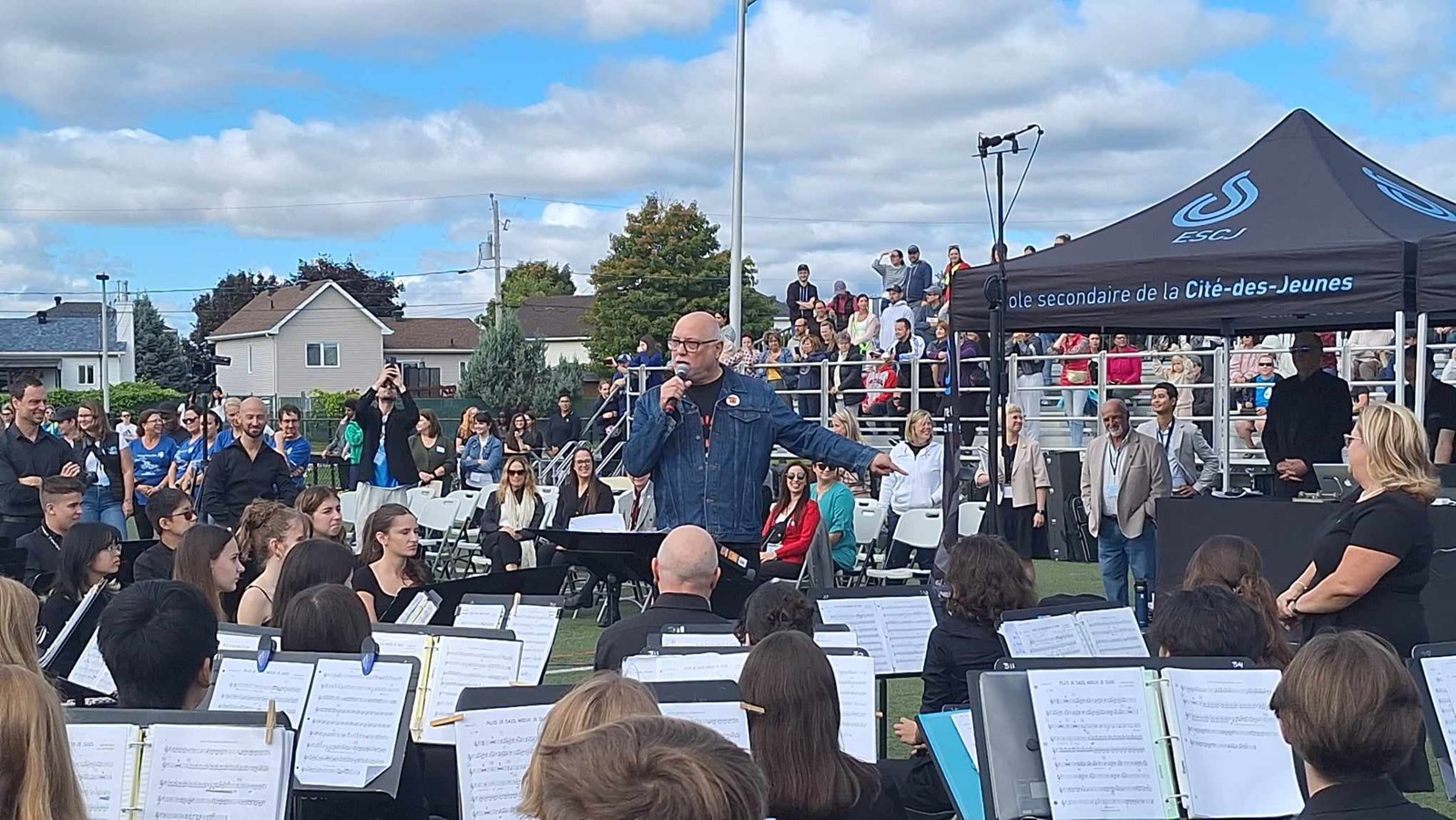 En vidéo | 4 000 élèves chantent en coeur à Vaudreuil-Dorion