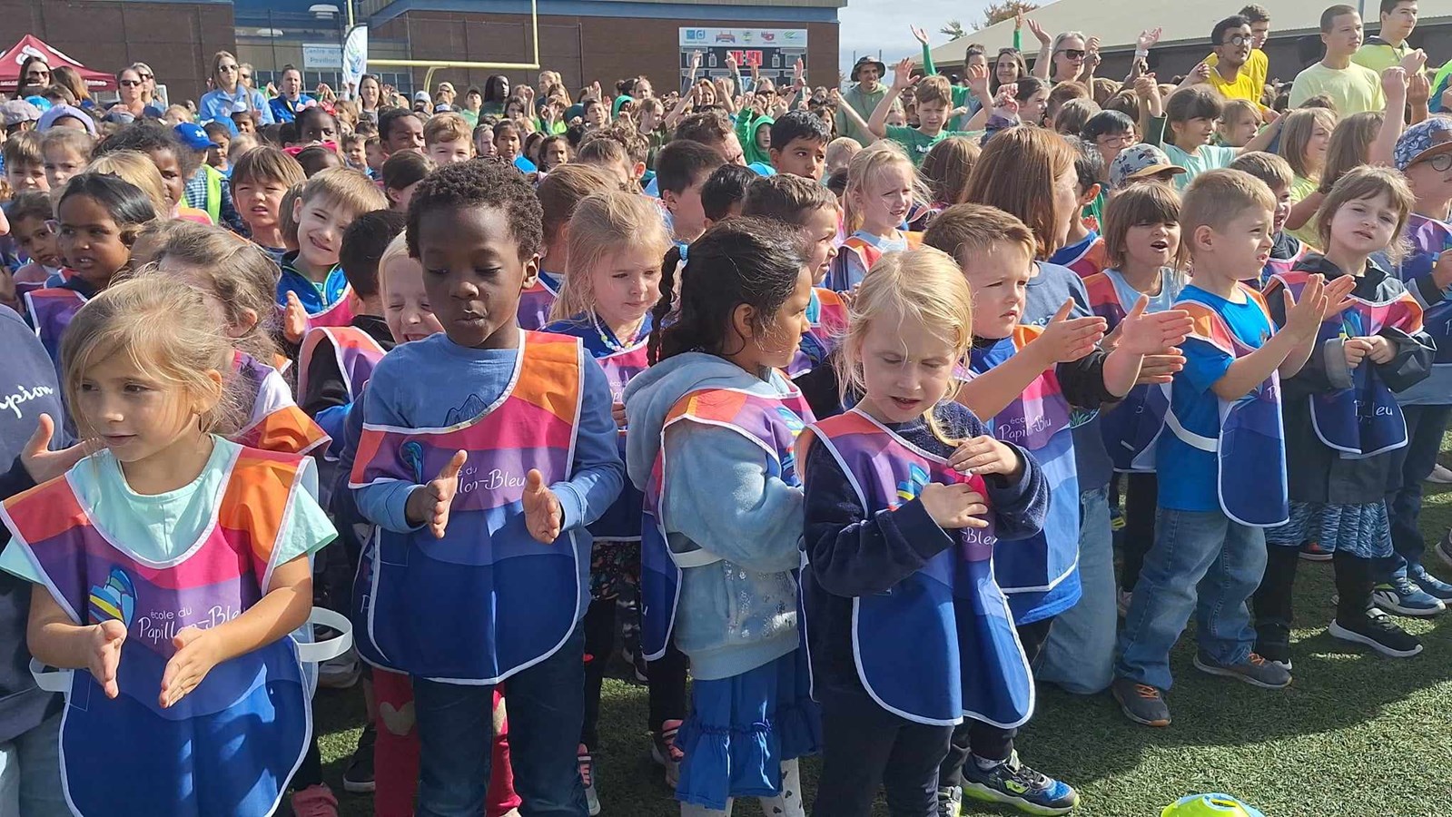 En vidéo | 4 000 élèves chantent en coeur à Vaudreuil-Dorion