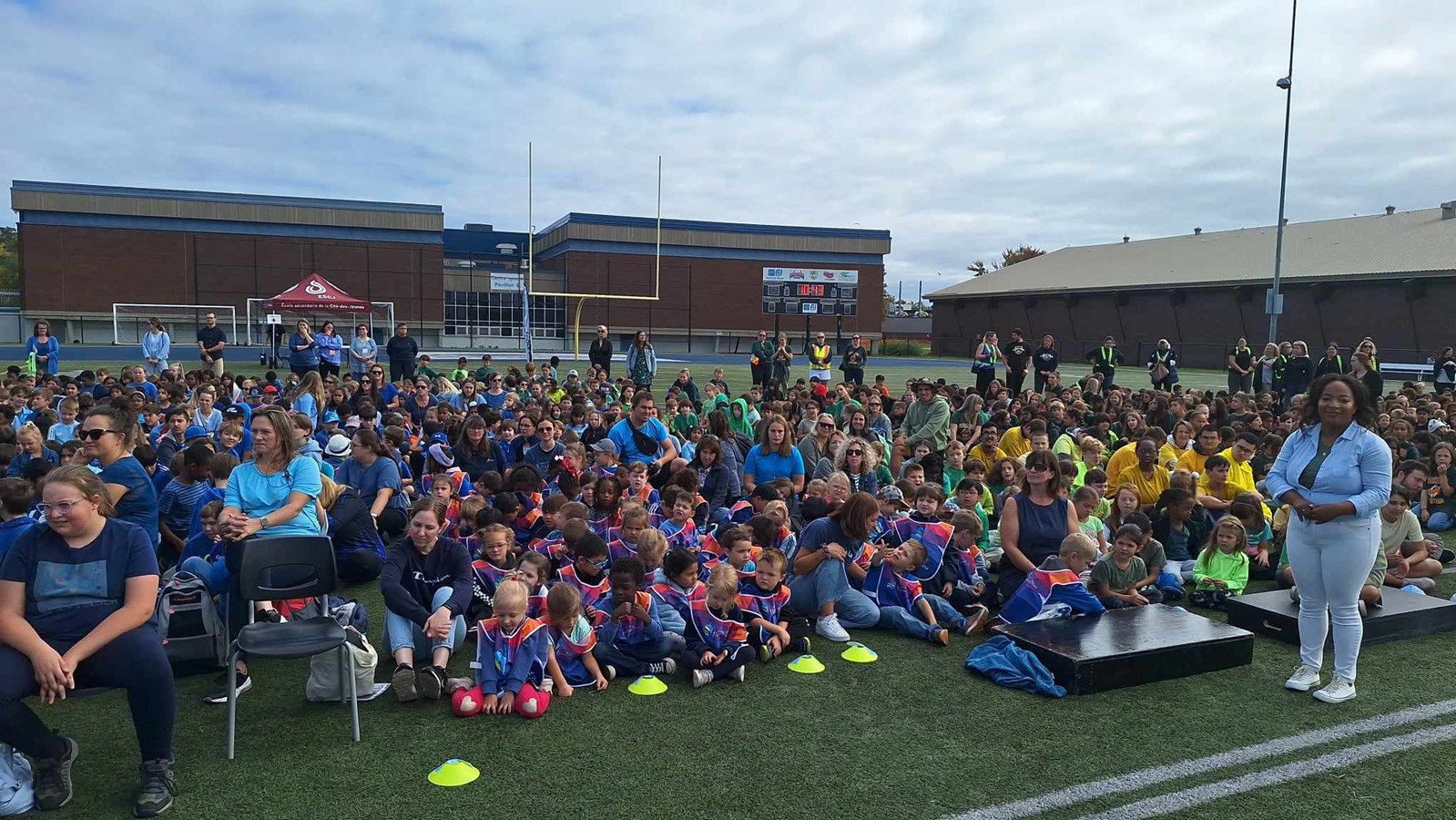 En vidéo | 4 000 élèves chantent en coeur à Vaudreuil-Dorion