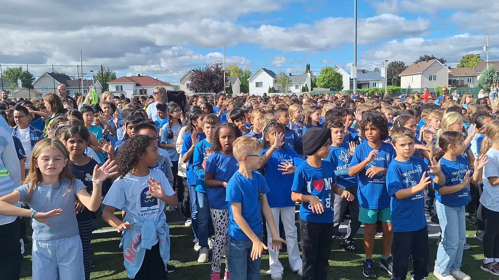 En vidéo | 4 000 élèves chantent en coeur à Vaudreuil-Dorion