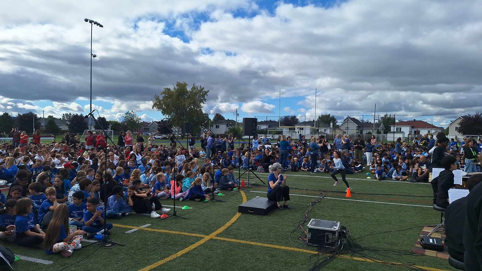 En vidéo | 4 000 élèves chantent en coeur à Vaudreuil-Dorion