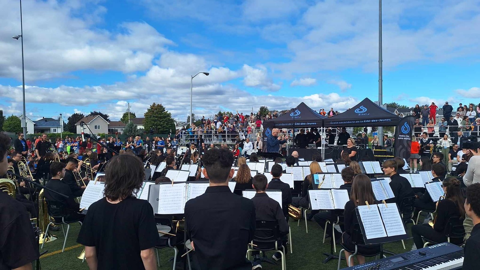 En vidéo | 4 000 élèves chantent en coeur à Vaudreuil-Dorion