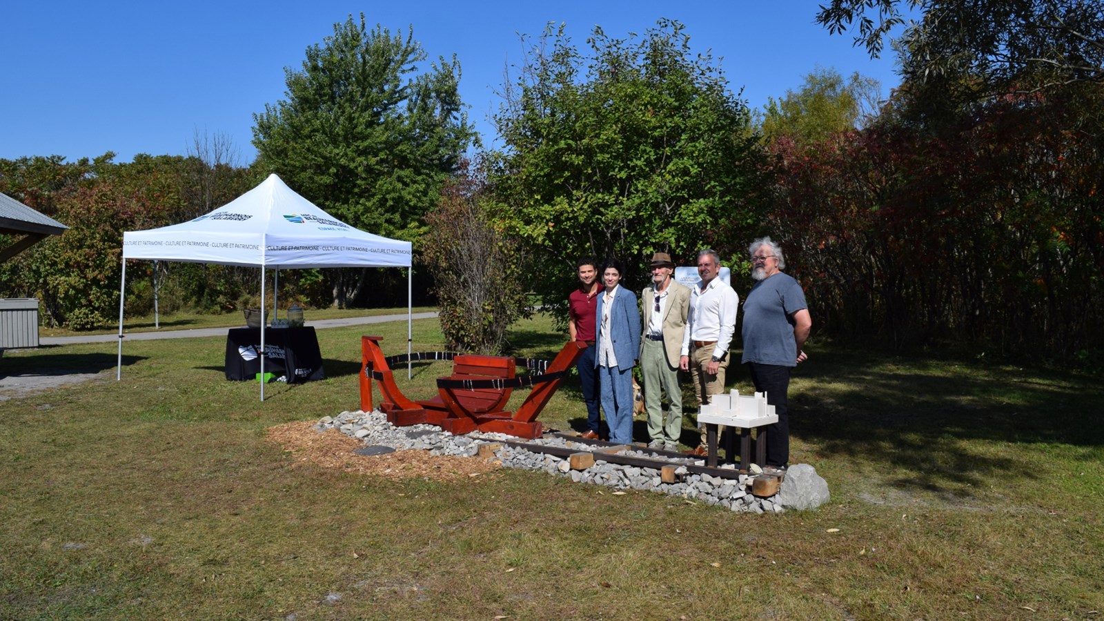 Miguel Lemieux, maire de Salaberry-de-Valleyfield et préfet de la MRC ; Nathalie Gagnon du GReSAS ; Yves Leduc du GReSAS ; Jean-François Gendron, maire de Saint-Stanislas-de-Kostka et membre du Conseil de la culture de la MRC ; Serge Beaumont, sculpteur et membre du comité de sélection