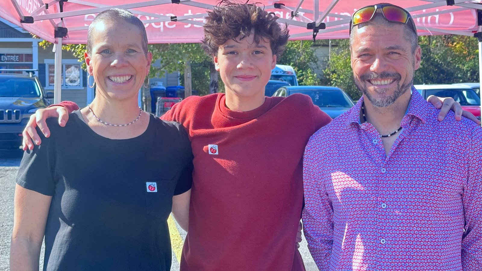 At around 3 p.m. on Saturday, Geneviève proudly posed with her son and husband, Charles-Antoine and Patrick