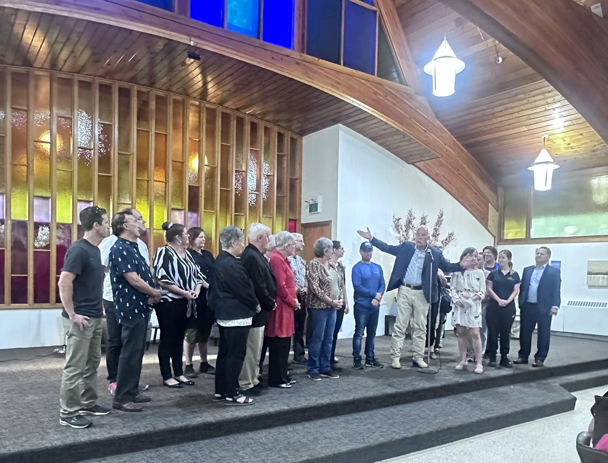 The mayor of Pointe-des-Cascades brought on stage all those who contributed to the success of the project
