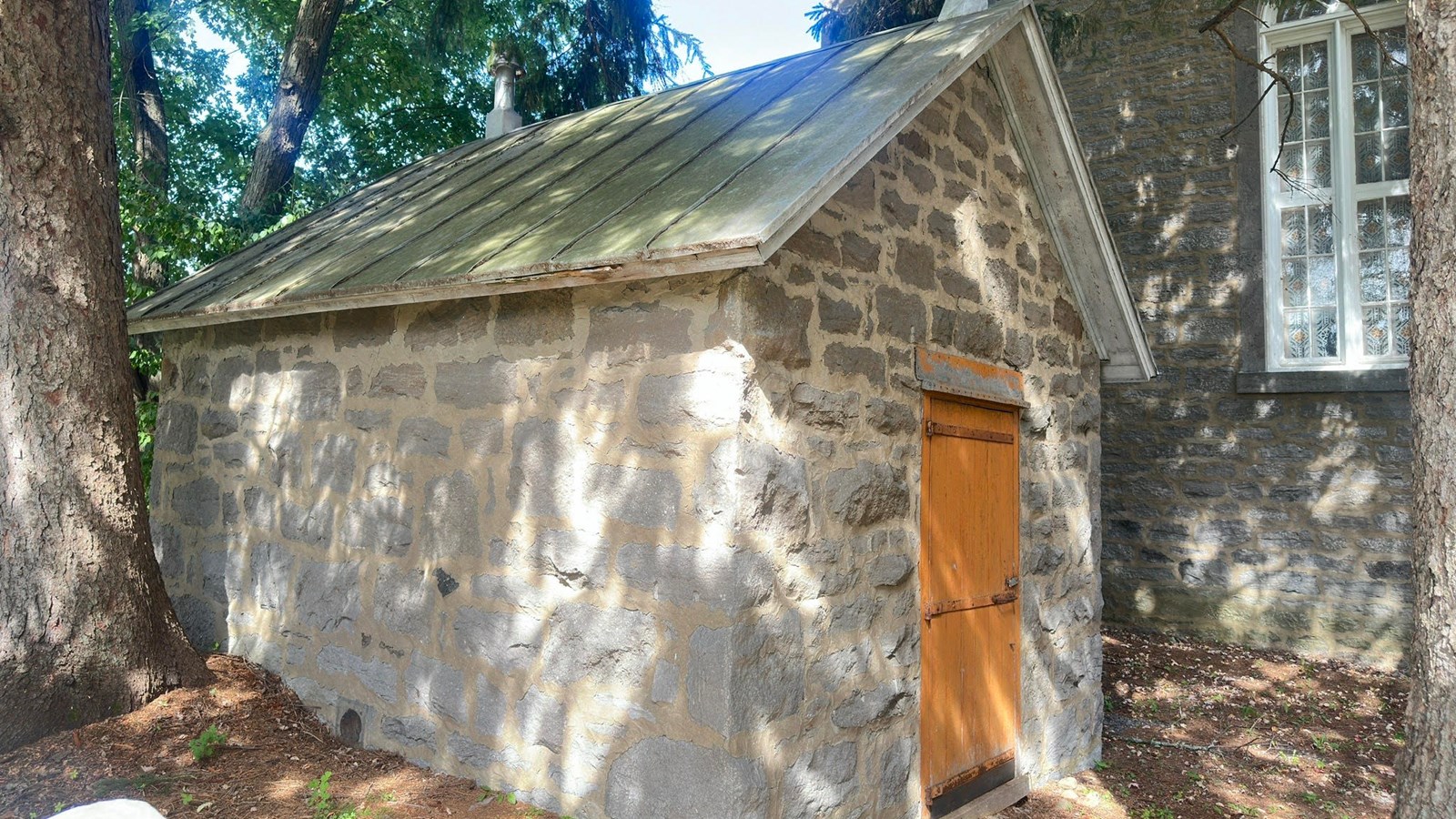 Le charnier de l'église de Saint-Télesphore