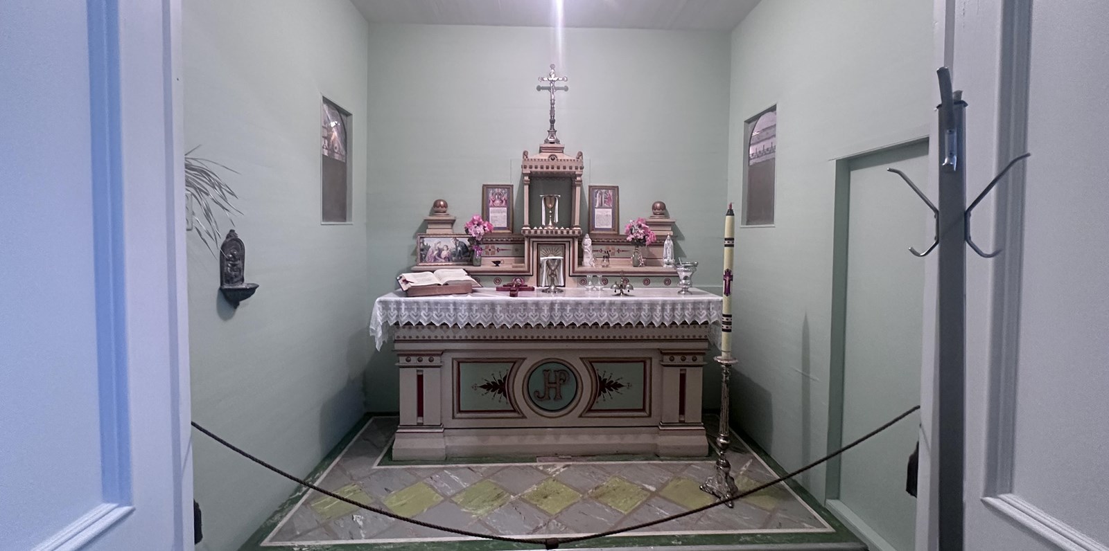 Certains objets sacrés ont été retrouvés en rangement et un petit autel a été créé vers le chemin de la sacristie