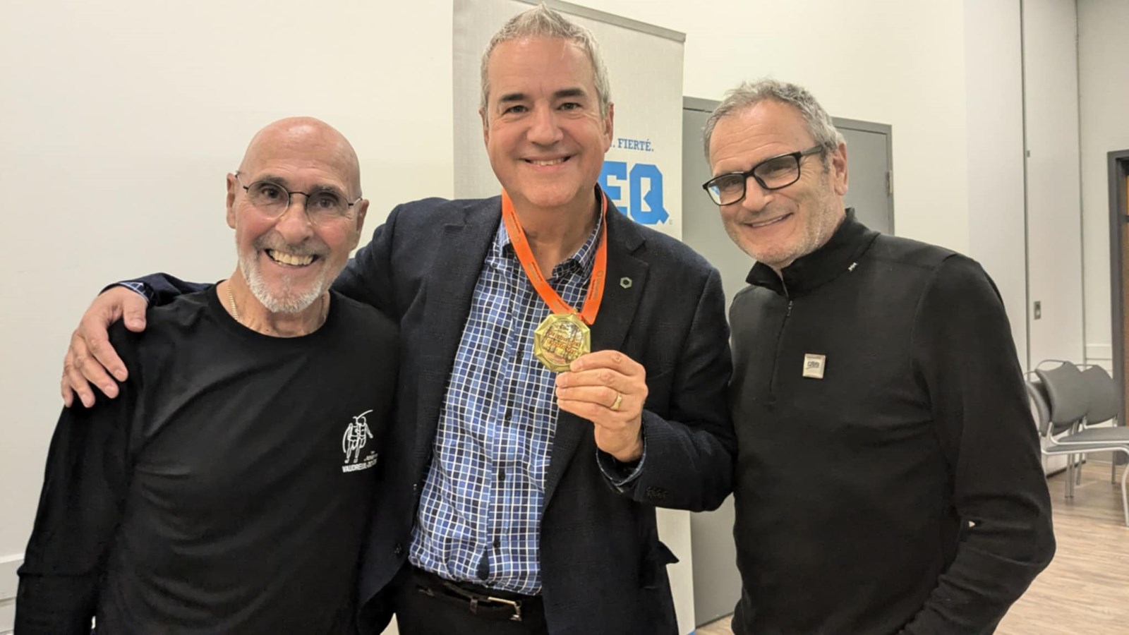 Jean-Pierre Champagne et Claude David, tous deux du Club d'athlétisme de Vaudreuil-Dorion, prennent la pose avec Richard Dubois de Desjardins Vaudreuil-Soulanges, partenaire de l'activité sportive