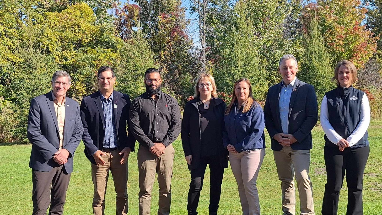 Joël Bonin, vice-président associé à Conservation de la nature Canada au Québec; Pascal Bigras, directeur général de Nature Action Québec; Dax Dasilva, fondateur de Age of Union; Lise Michaud, mairesse de Mercier et membre du comité exécutif de la Communauté métropolitaine de Montréal; Danie Deschênes, mairesse de la Ville Notre-Dame-de-l'Île-Perrot; Peter Schiefke, député de Vaudreuil – Soulanges; Annie Ferland, chargée de projet à Conservation de la nature au Canada au Québec.