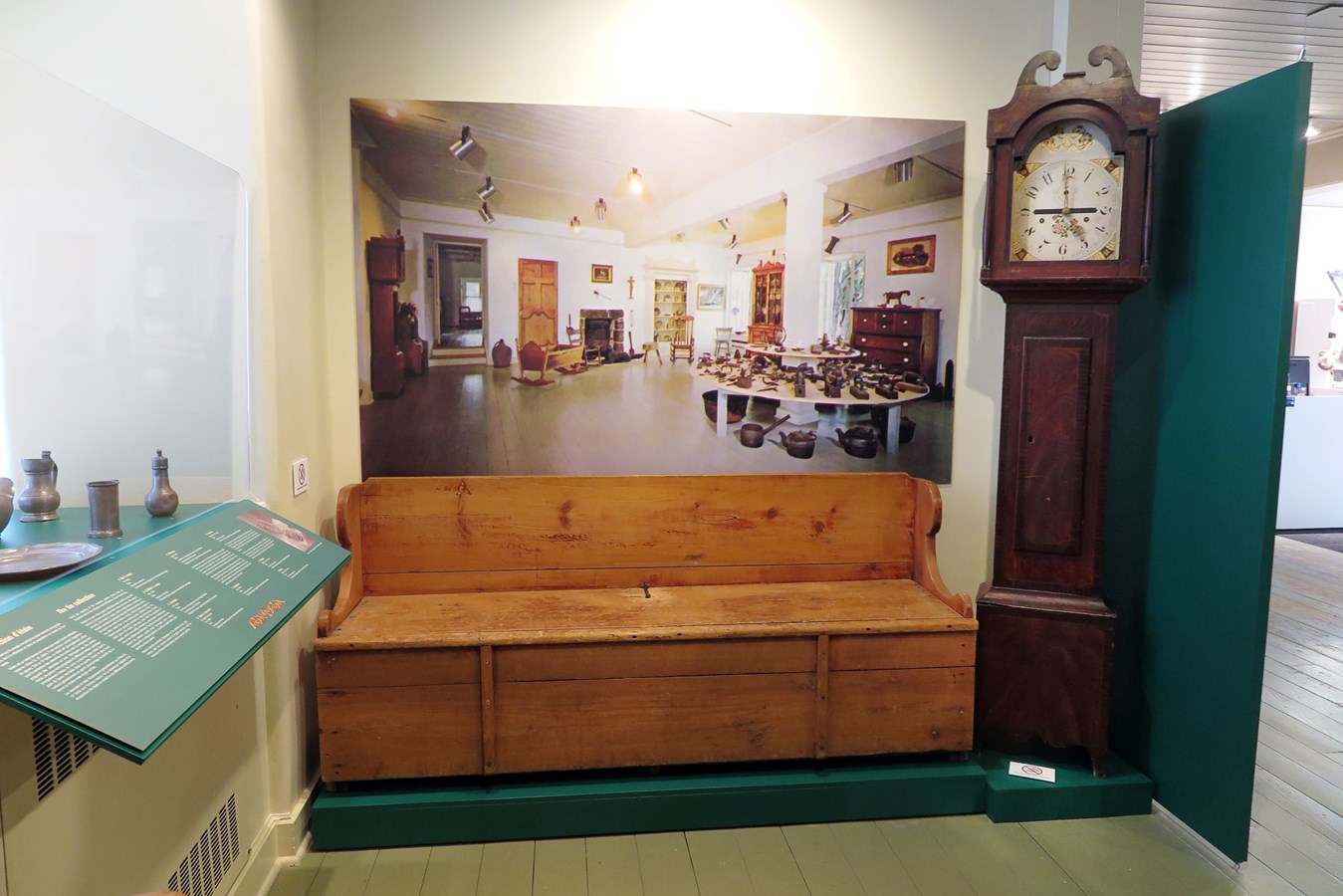 Le banc de quêteux et l'horloge grand-père