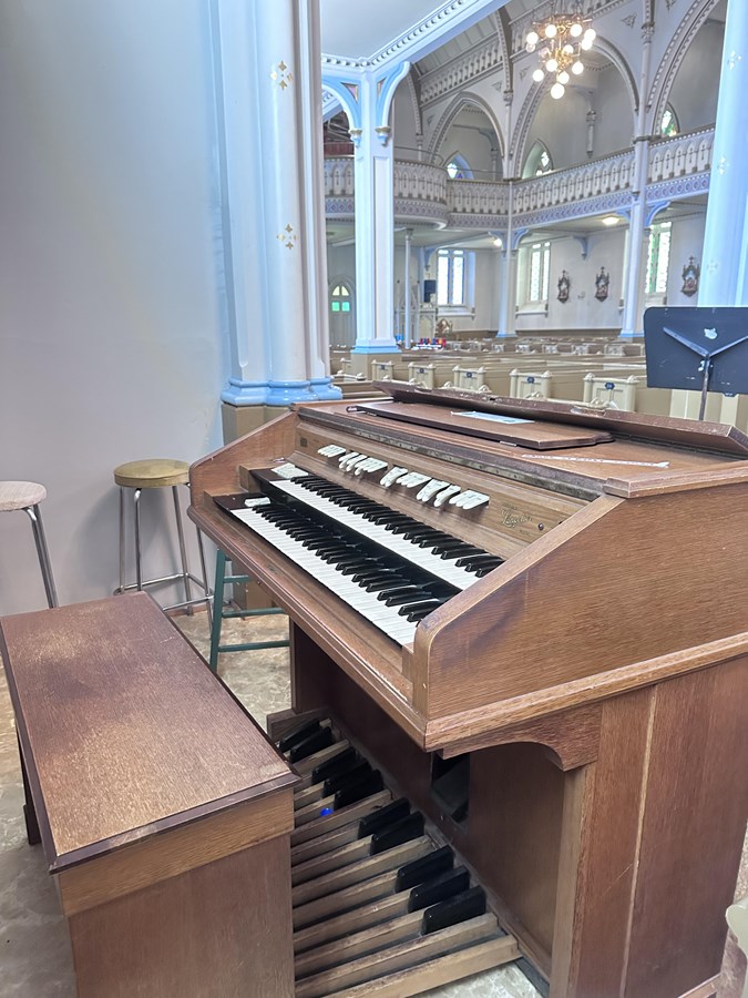 Le second orgue au rez-de-chaussée qui est utilisé de temps en temps