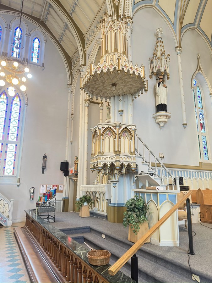 C'est l'abbé André Lafleur qui a prononcé le dernier sermon, du haut des escaliers de cette chaire