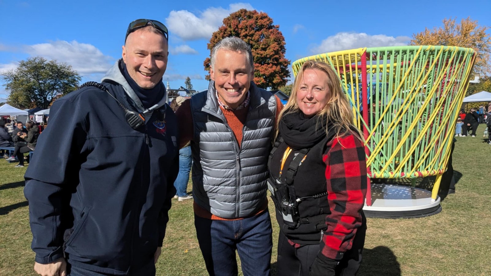 Le président du conseil d'administration de la Corporation du Festival des couleurs de Rigaud, David Vallée prend la pose avec le député de Vaudreuil-Soulanges, Peter Schiefke et la directrice générale de la Corporation, Christiane Lévesque