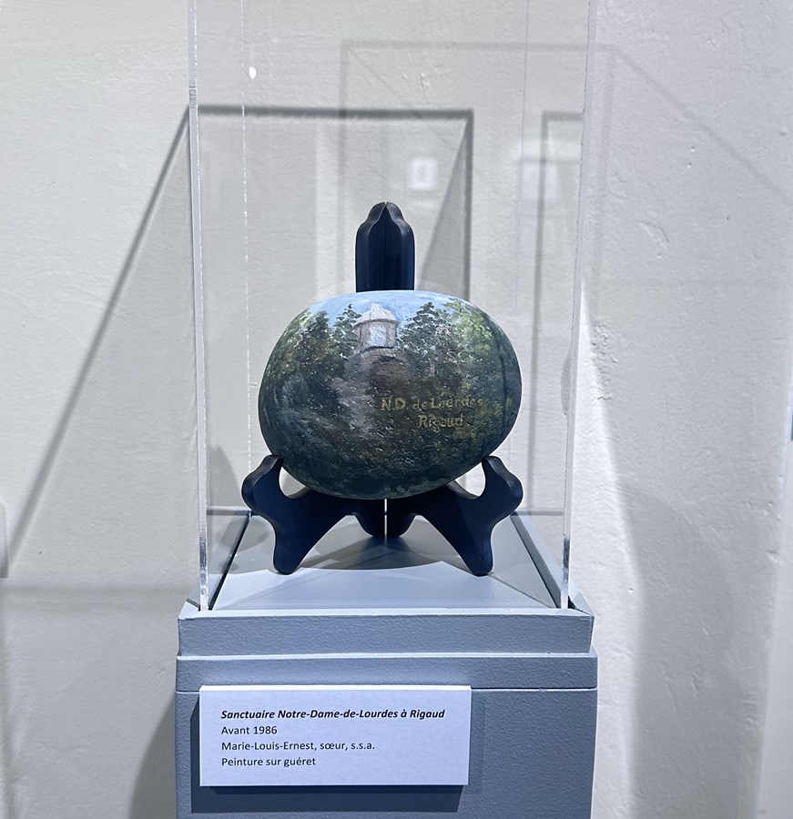 An object donated to the Museum by the Soeurs de Sainte-Anne, painted at the Notre-Dame-de-Lourdes sanctuary in Rigaud.