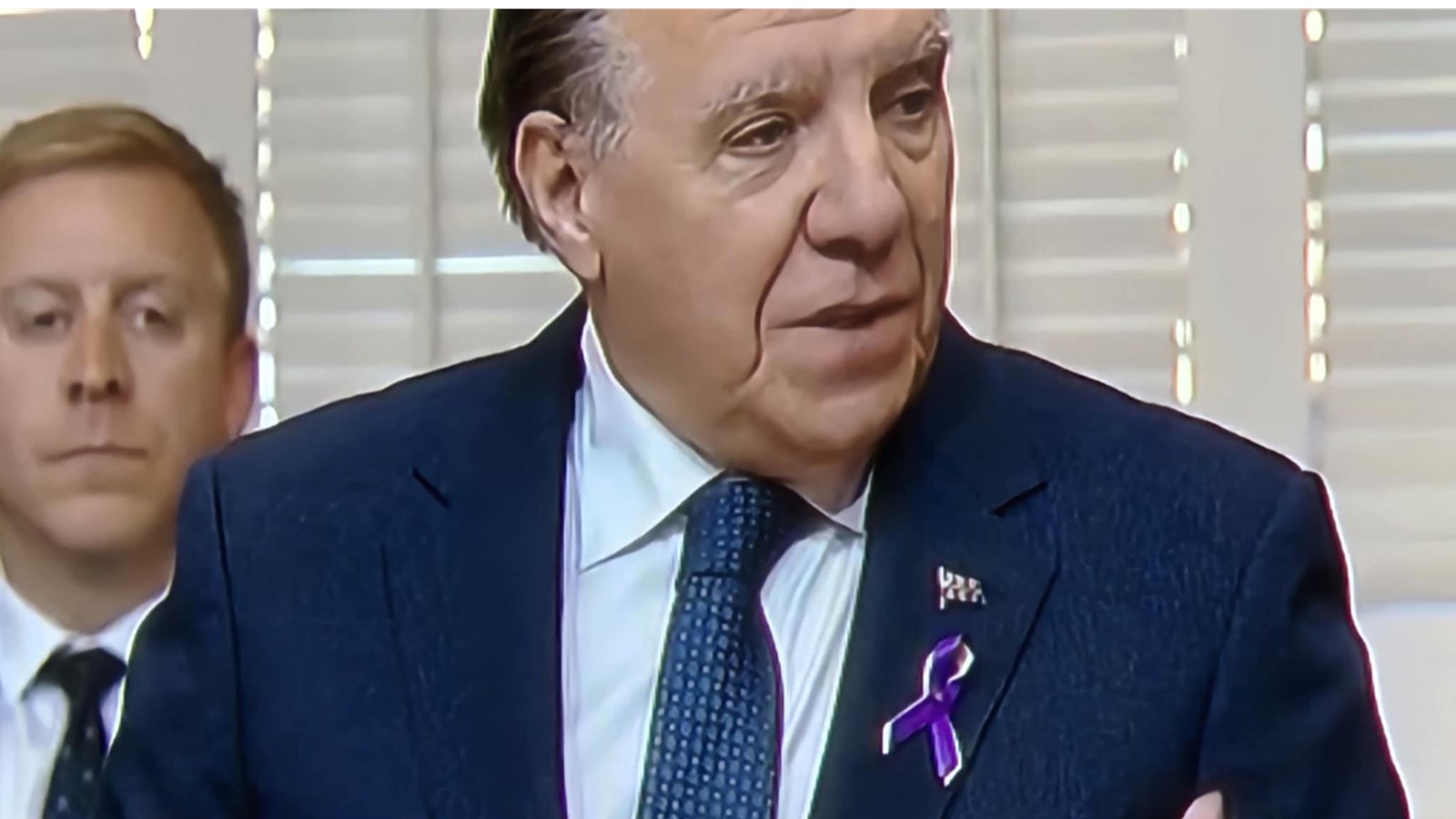 Le premier ministre portant le ruban jaune et mauve du TDL la semaine dernière