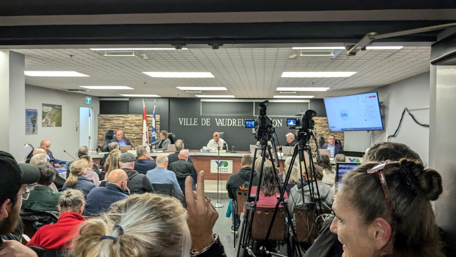 Vaudreuil-Dorion: a council meeting punctuated by booing