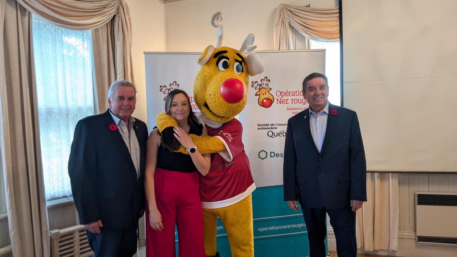 Sur la photo, on aperçoit la mascotte Nez rouge accompagnée par Normand Amesse, pro-maire de Salaberry-de-Valleyfield, Jessica Mathers du Répit Le Zéphyr et Paul Normand, conseiller municipal à Vaudreuil-Dorion