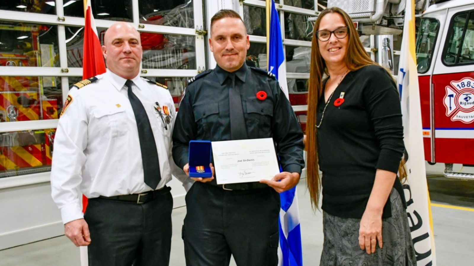 Le lieutenant Joé St-Denis prend la pose avec le directeur du SI incendie de Rigaud, Guillaume Roy et la mairesse Marie-Claude Frigault