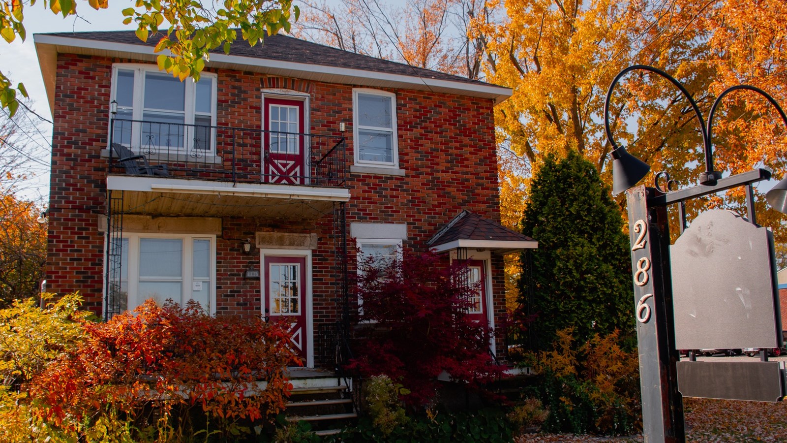 La Barak tiers lieu is located at 286, avenue Saint-Charles in Vaudreuil-Dorion