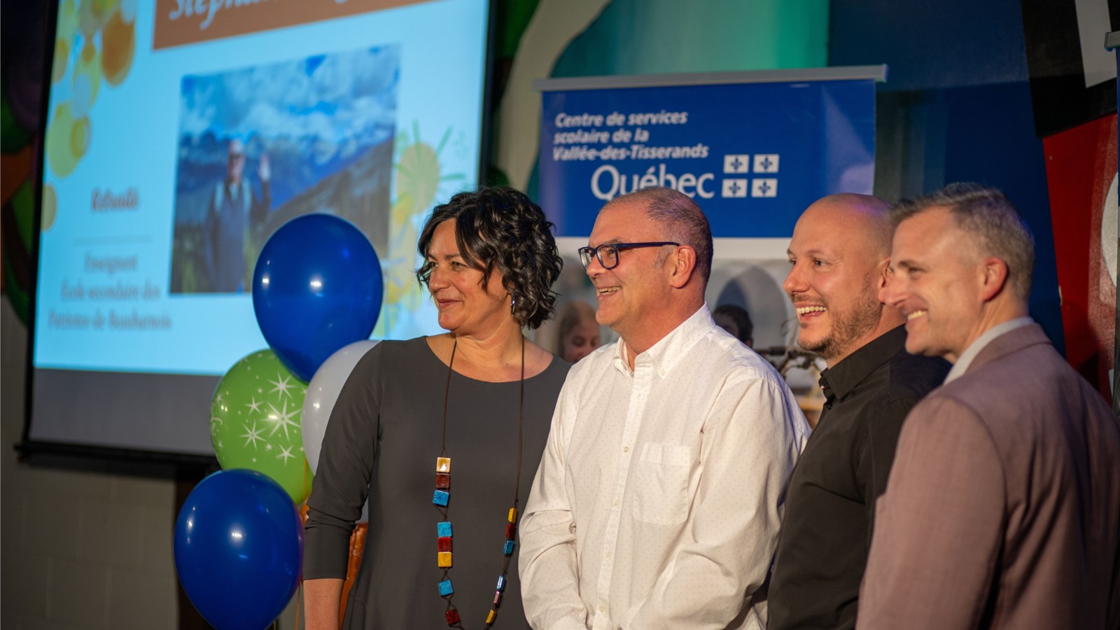 De gauche à droite : Suzie Vranderick, directrice générale du CSSVT; Stéphan Auger, enseignant dévoué, qui célébrait sa retraite au sein du CSSVT après 38 ans de carrière; François St-Michel, directeur de l’école secondaire des Patriotes-de-Beauharnois; François Robichaud, directeur général adjoint à la réussite