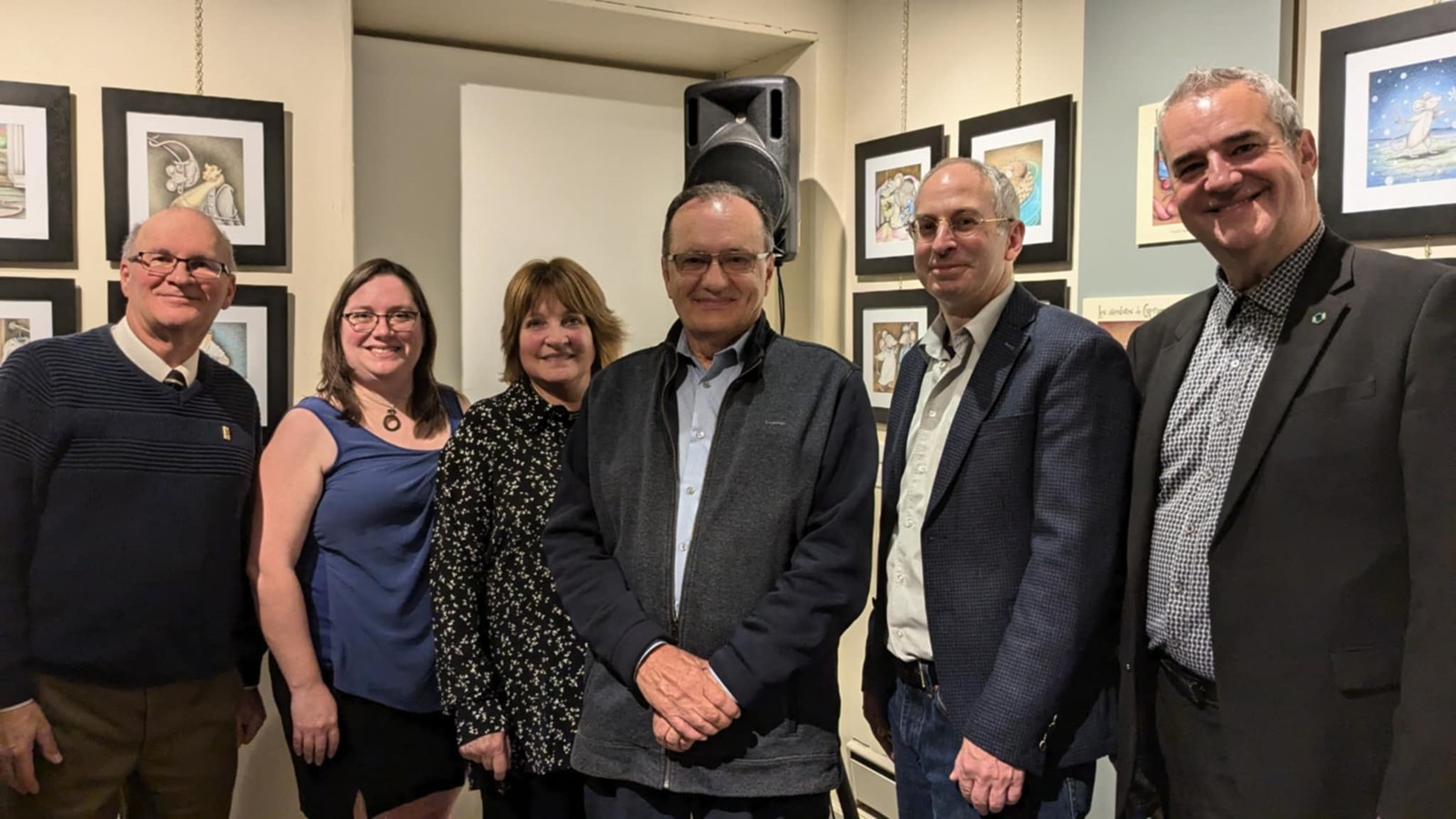 Daniel Bissonnette, Pascale Jeaurond-Lajoie, Chantal Séguin, Bernard Bourbonnais and Sébastien Daviau of the Musée régional de Vaudreuil-Soulanges pose with the director of communications and association life at Desjardins Vaudreuil-Soulanges, Richard Dubois