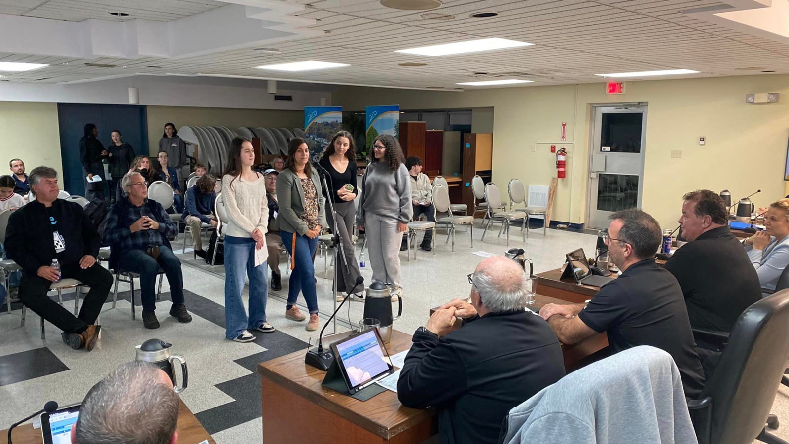 Students from Coteaux and Saint-Zotique address their elected representatives