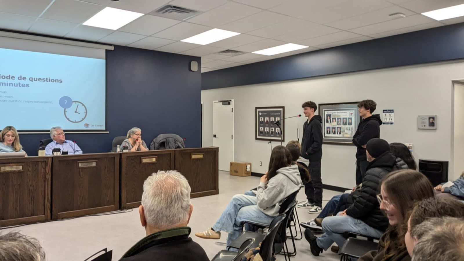 Students from Coteaux and Saint-Zotique address their elected representatives