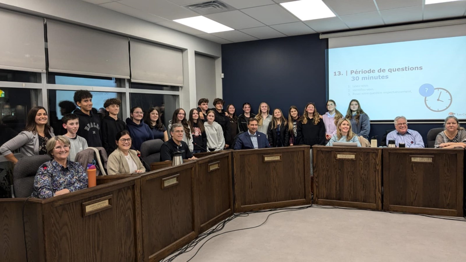 Following the meeting on Monday, November 18, the young people posed with the Coteaux municipal council