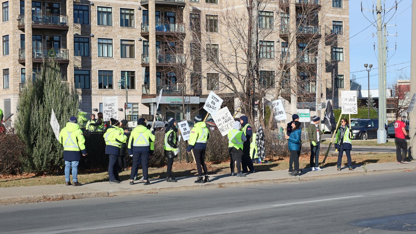 Could the Canada Post strike jeopardize your holiday shopping? 
