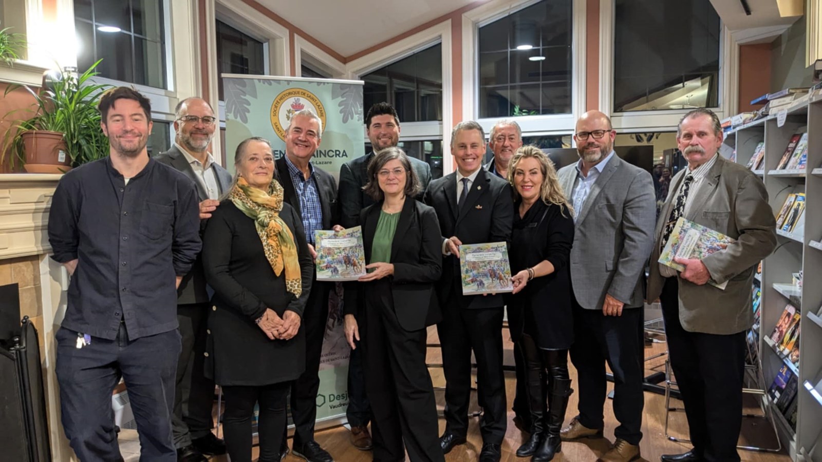 Élus municipaux et fédéraux et partenaires prennent la pose avec les auteurs du libre et l'illustratrice Gisèle Lapalme