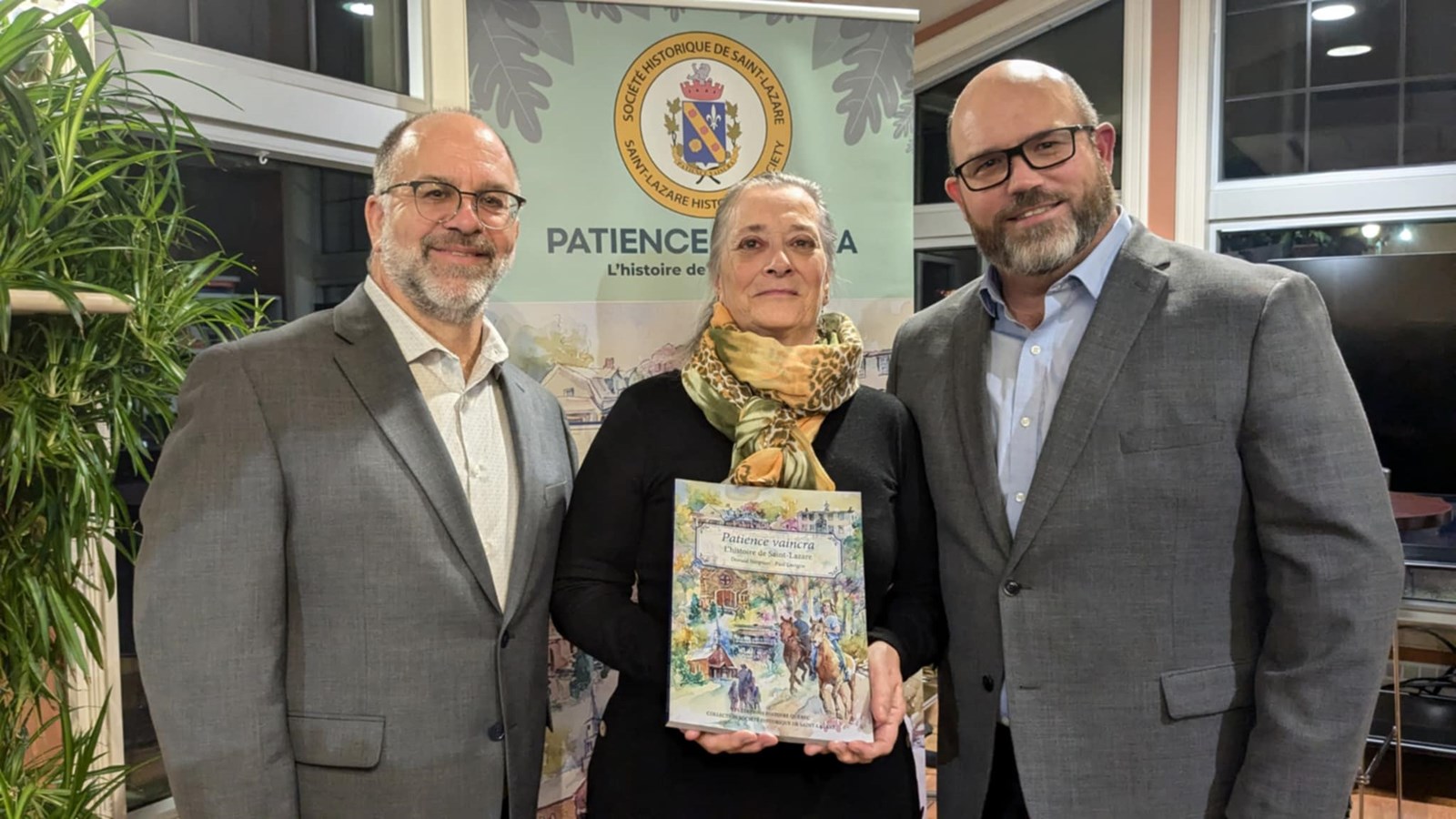 Les deux auteurs prennent la pose avec Gisèle Lapalme, l'artiste qui signé l'illustration du livre
