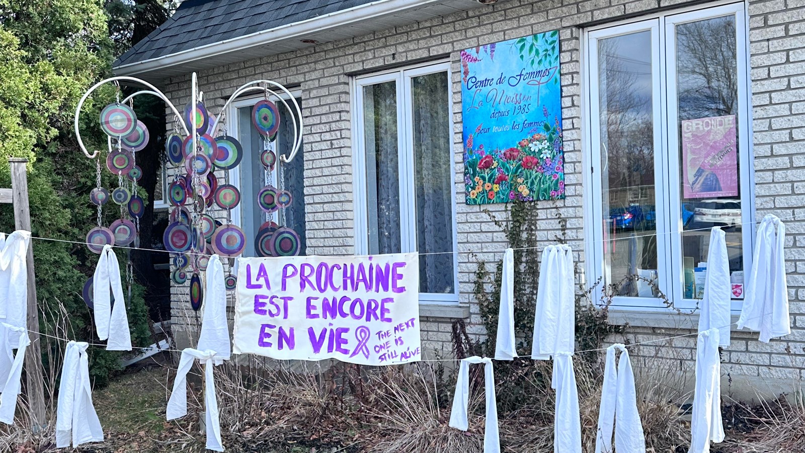 The 25 white cloths, a sad reminder of the 25 feminicides in Quebec, hang at the Centre de femmes La Moisson