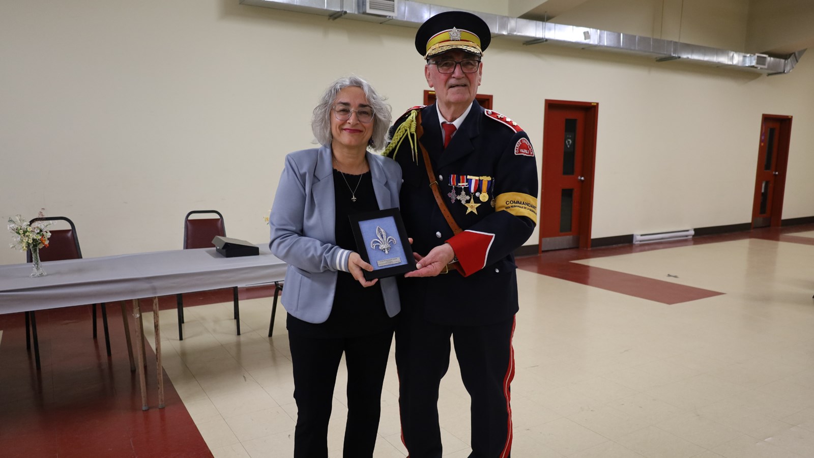 M. Prégent s'est aussi vu remettre un lys de bronze par la députée fédérale de Salaberry-Suroît, Claude DeBellefeuille, le 30 novembre dernier lors d'un souper de la Garde Champlain