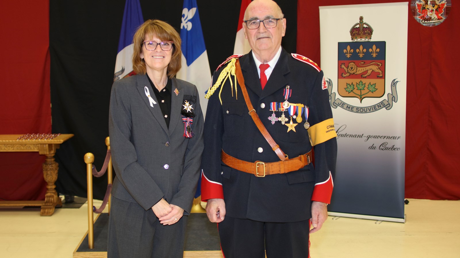M. Prégent prend la pose avec la lieutenant-gouverneure du Québec, Manon Jeannotte, lors d'une cérémonie tenue le 1er décembre dernier à la base militaire de Saint-Hubert au cours de laquelle il a reçu sa distinction des mains de cette dernière