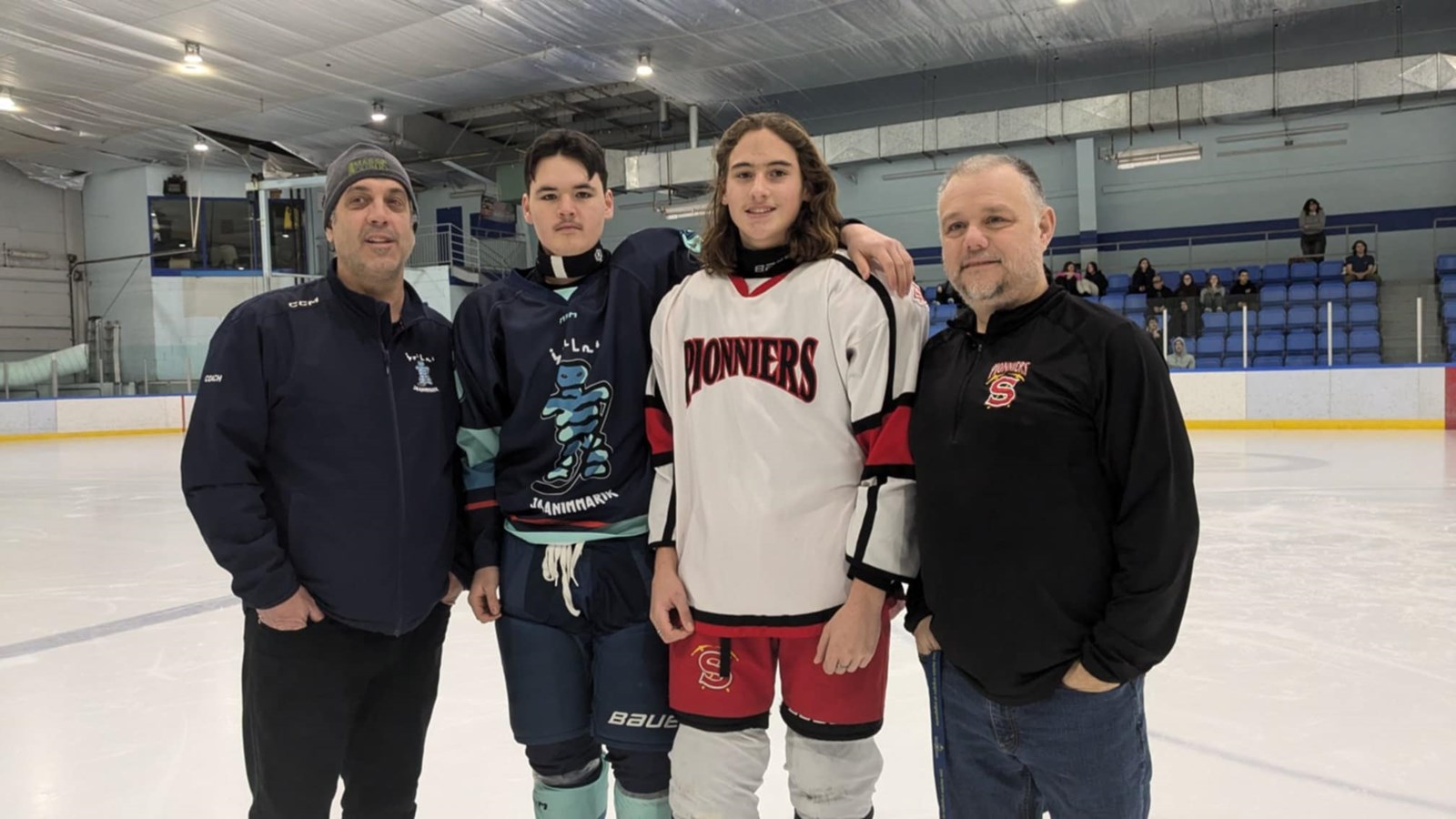 Ben Côté, entraîneur de de hockey de l’école Jaanimmarik de Kuujjuaq, au Nunavik prend la pose avec le capitaine de son équipe. Ils sont accompagnés de Thomas Laroche, capitaine des Pionniers de Soulanges lors de ce match amical et de l'enseignant Charles Villemaire, instigateur du match entre les deux écoles