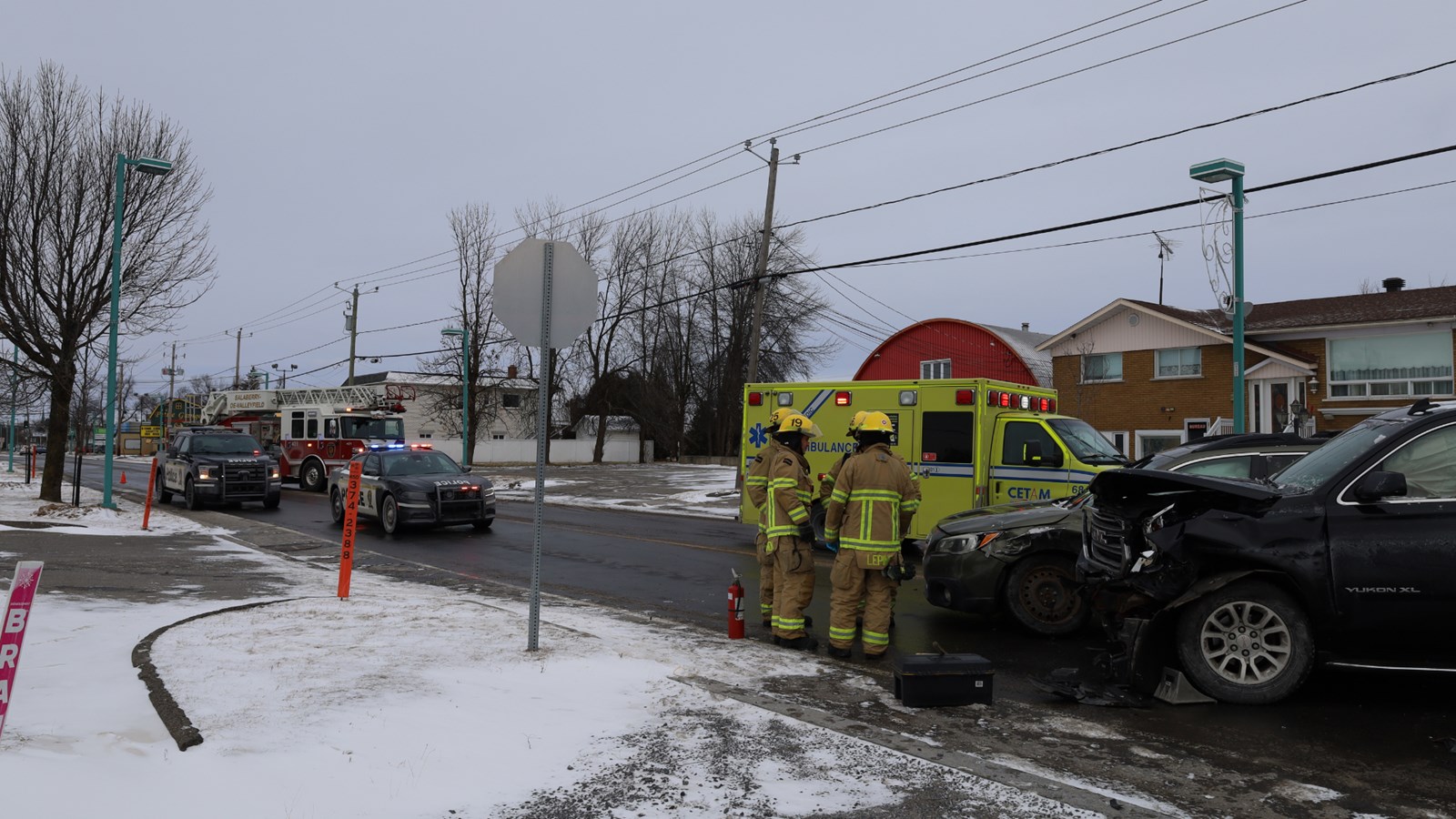 Un automobiliste reçoit un constat d'infraction après une collision