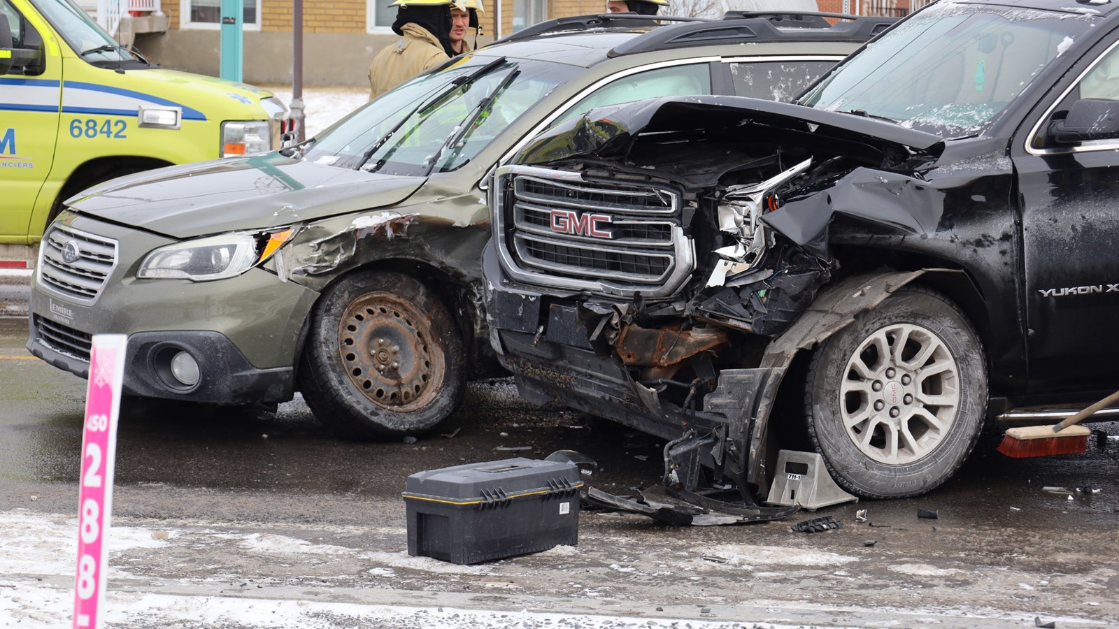 Un automobiliste reçoit un constat d'infraction après une collision