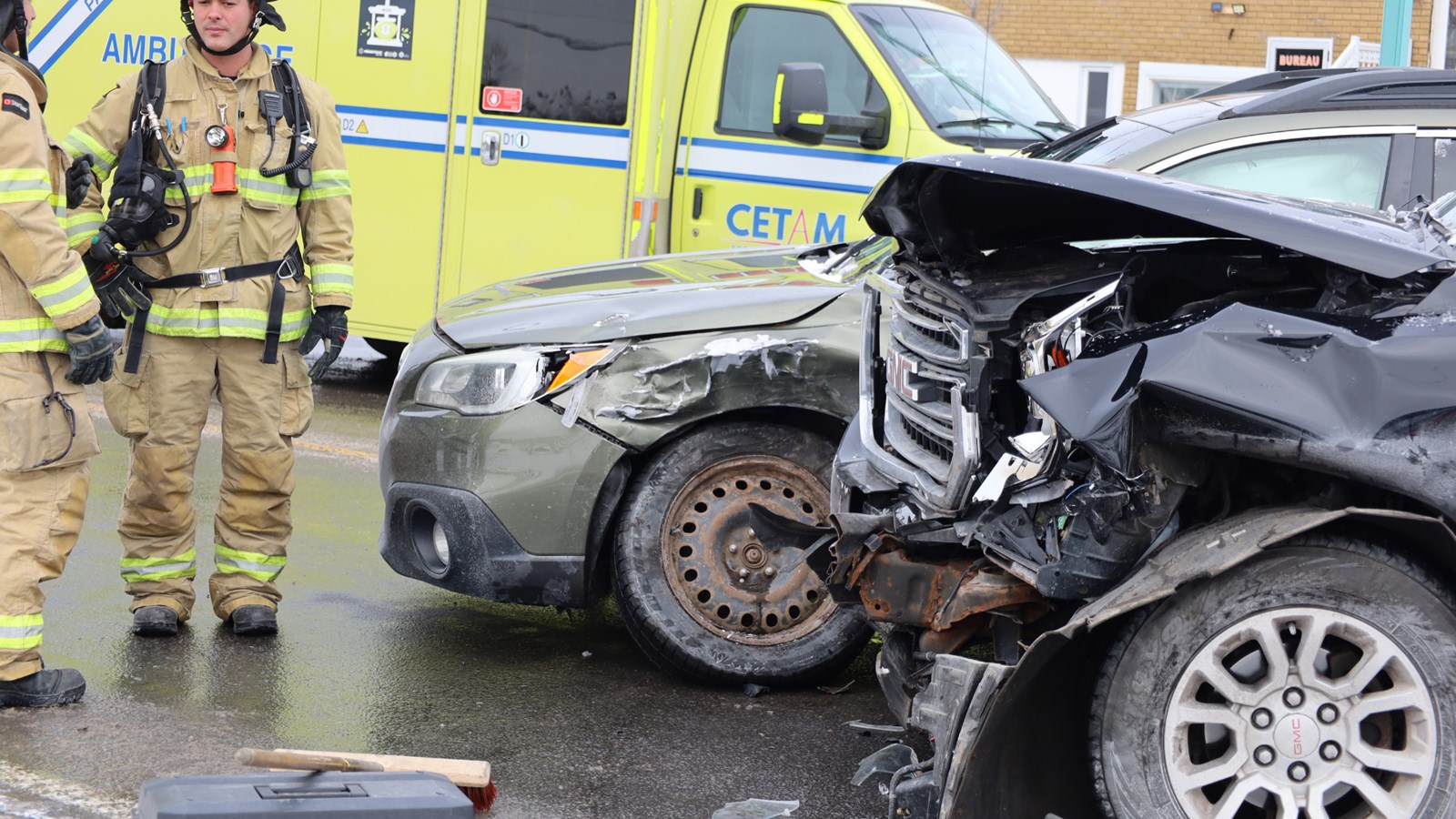 Un automobiliste reçoit un constat d'infraction après une collision
