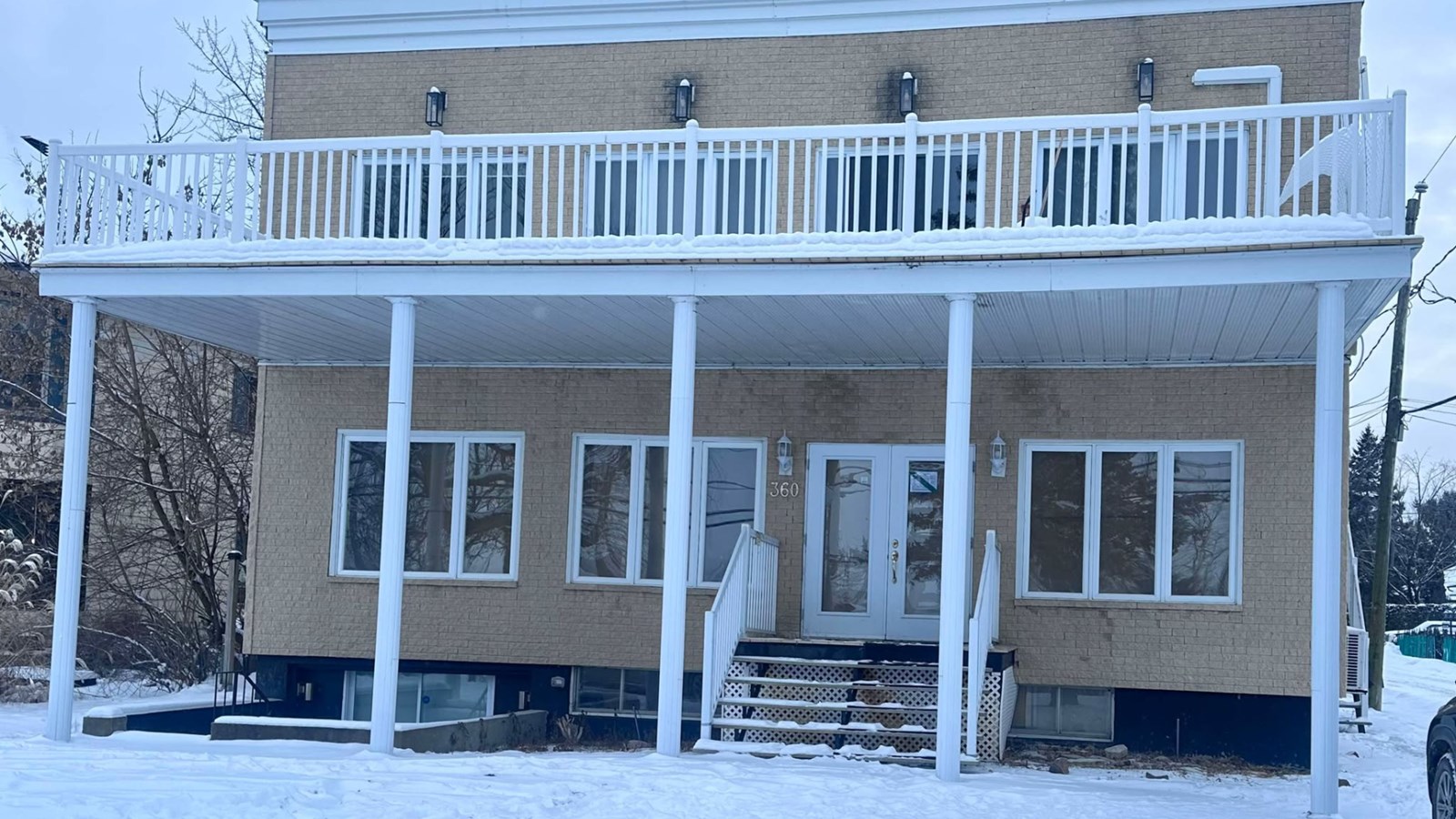 Le nouvel emplacement, le 360, avenue Saint-Charles, est situé au bord de l'eau, dans la baie de Vaudreuil