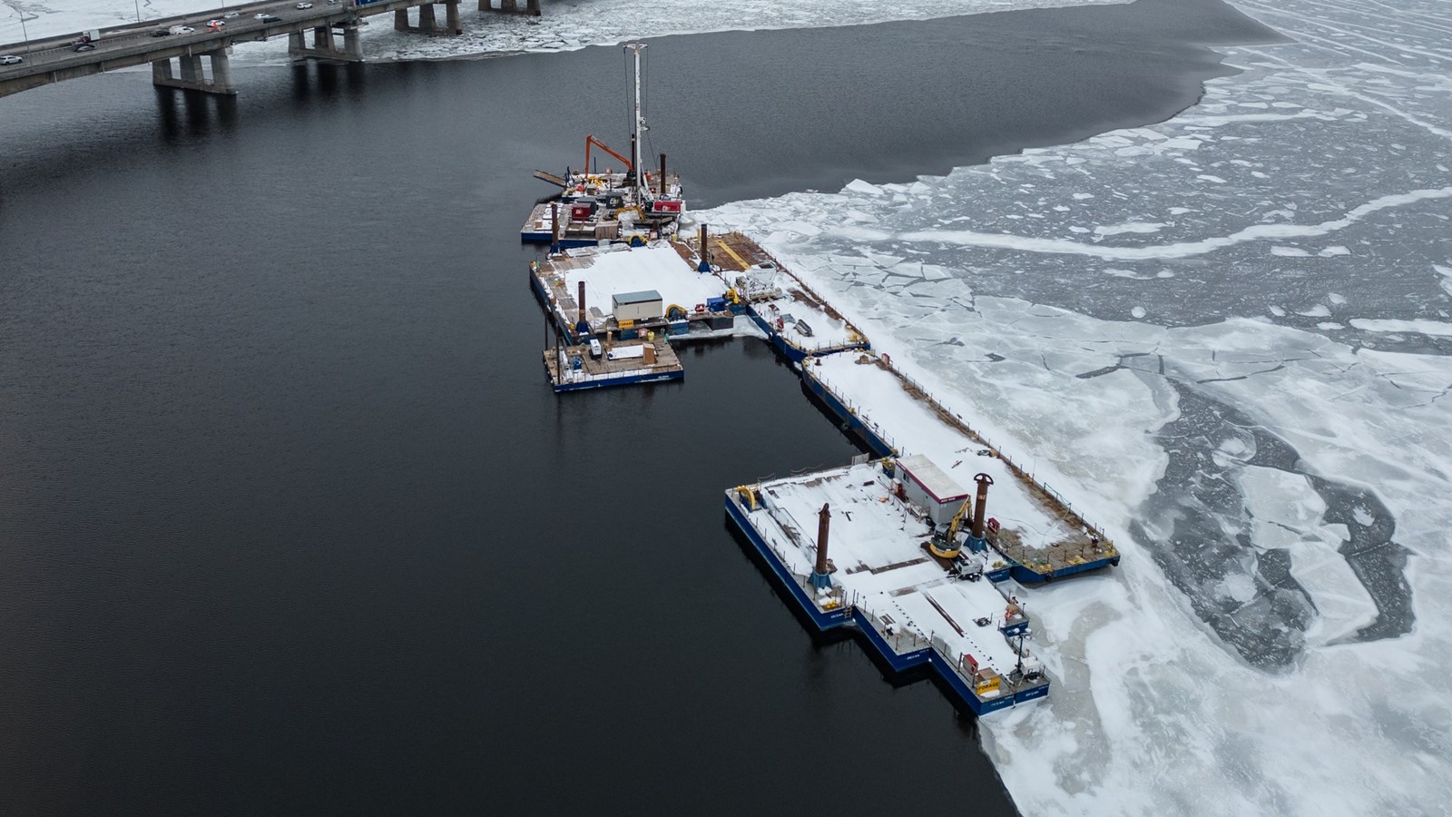 Icebreakers near the Île-aux-Tourtes bridge