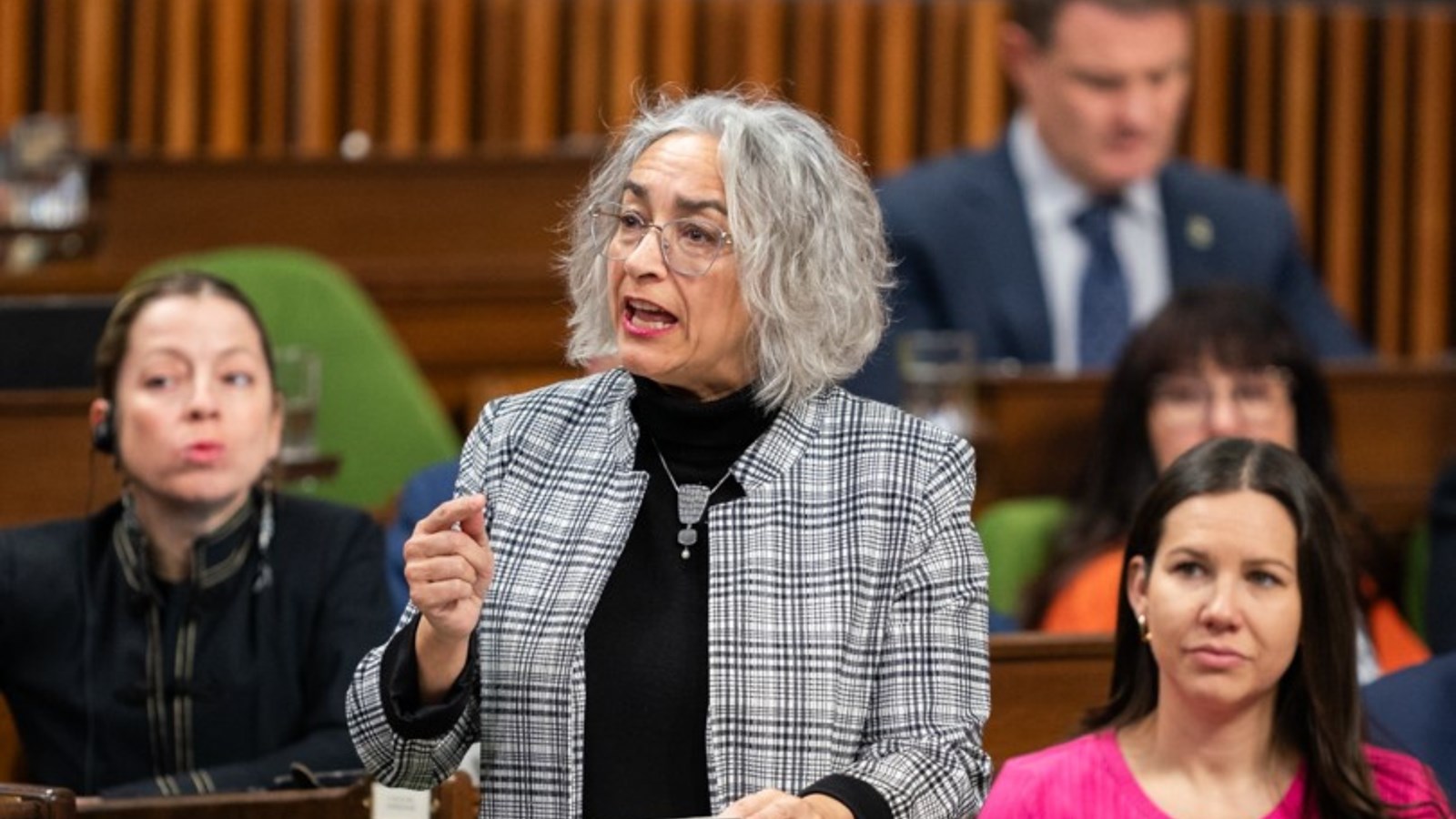 La députée de Salaberry-Suroît, Claude DeBellefeuille, s’insurge contre l’arrêt du programme d’incitatifs pour les véhicules zéro émission du gouvernement fédéral.
