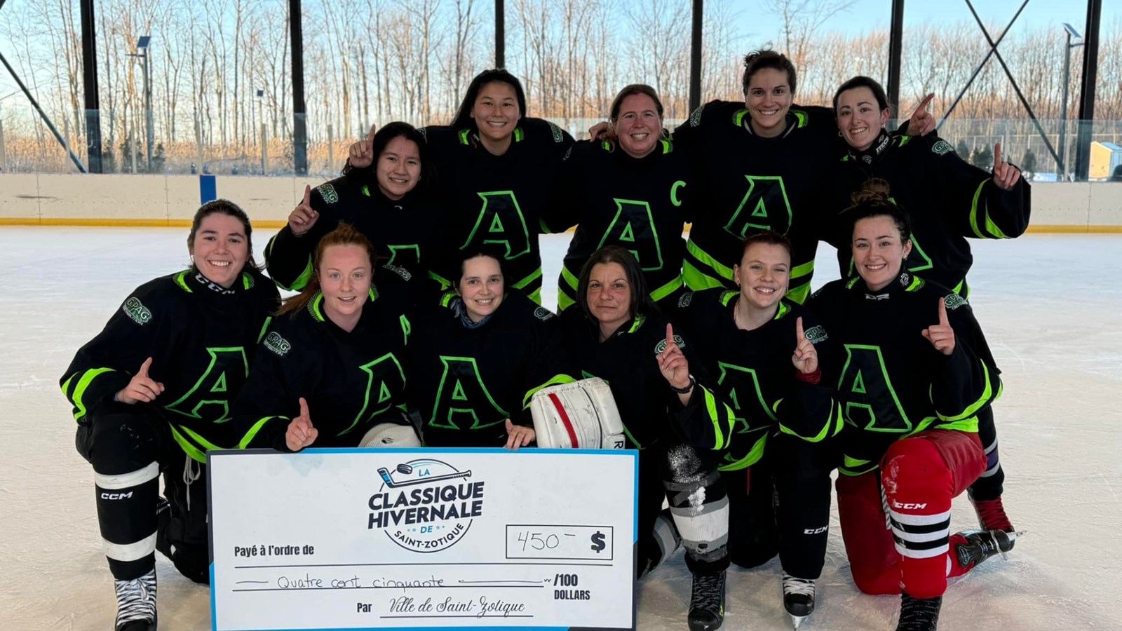 The Adrénaline women's team got their hands on the $450 bursary awarded by the Ville de Saint-Zotique to the winning women's team of the Senior Winter Classic