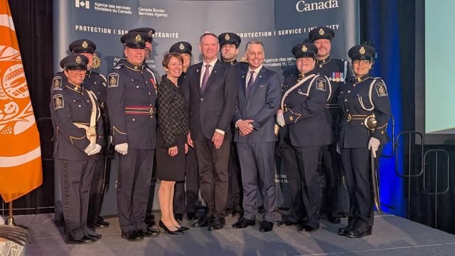 Erin O'Gorman (Gauche) David J. Guinty (centre) Perter Schiefke (droite) avec la garde royale 