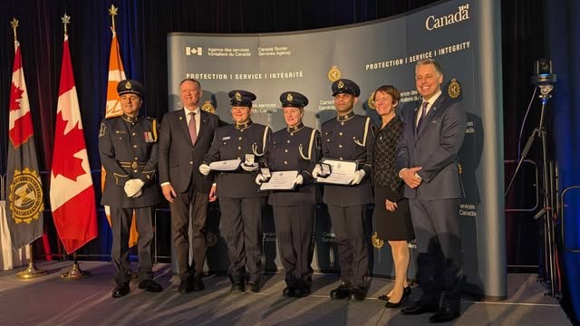 David J. Guinty, Peter Schiefke et Erin O'Gorman avec les trois récipiendaires des prix spéciaux, Myka-Elle Fournier (gauche), Jenna O'Neil (Centre) et Mithulan Pararajasingam (droite)