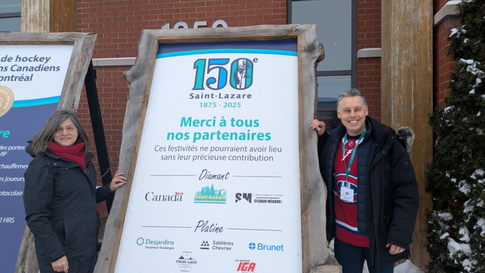 La mairesse de Saint-Lazare, Geneviève Lachance pose avec le député de Vaudreuil-Soulanges, Peter Schiefke