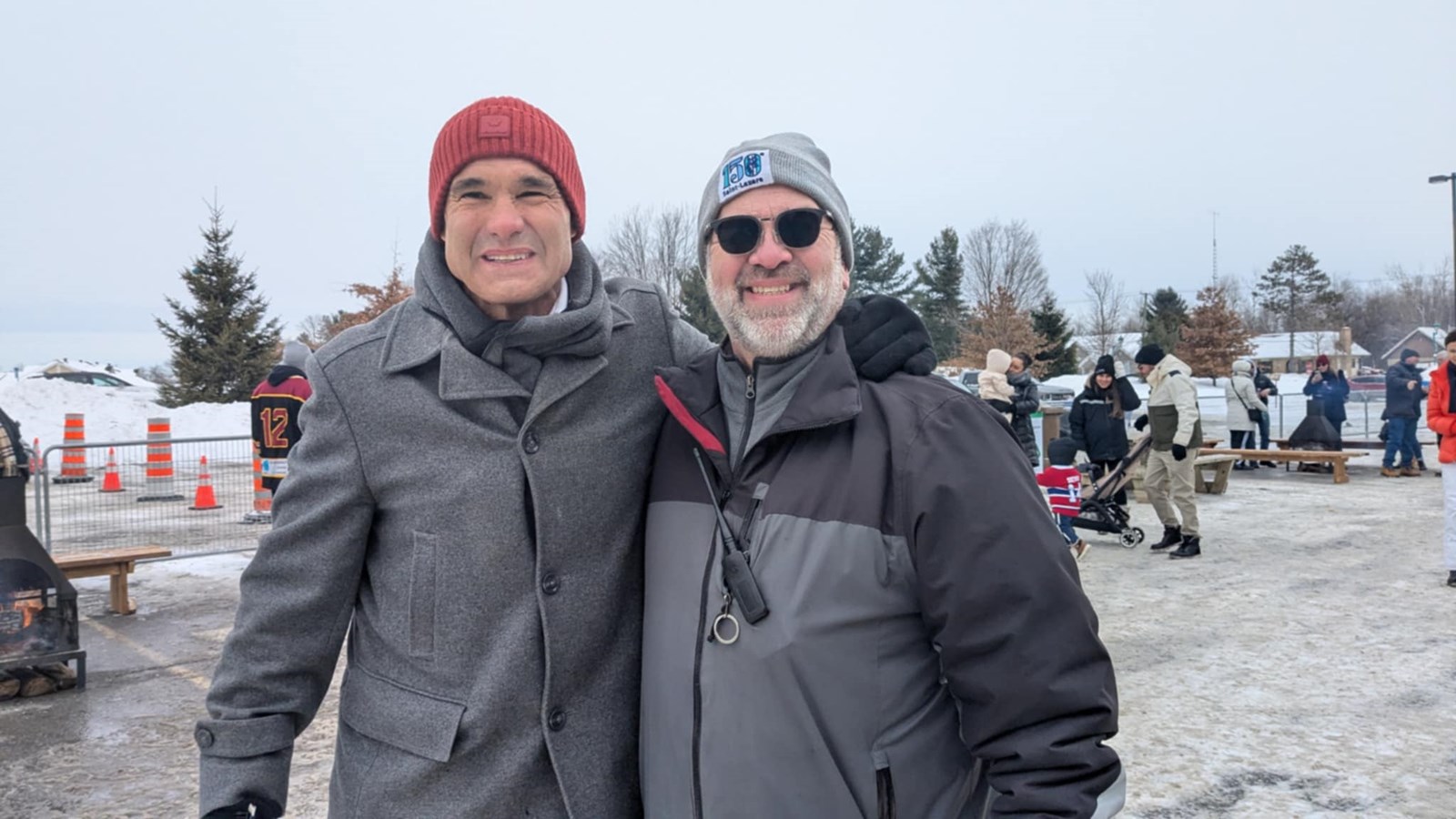 Le président du Comité des Fêtes du 150e, Paul Lavigne, prend la pose avec l'un des Anciens Canadiens, Gilbert Delorme 