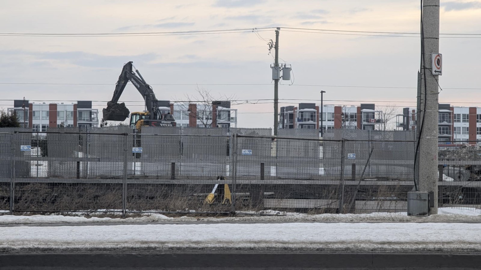 Construction resumes on the site adjacent to the Résidence Rivia