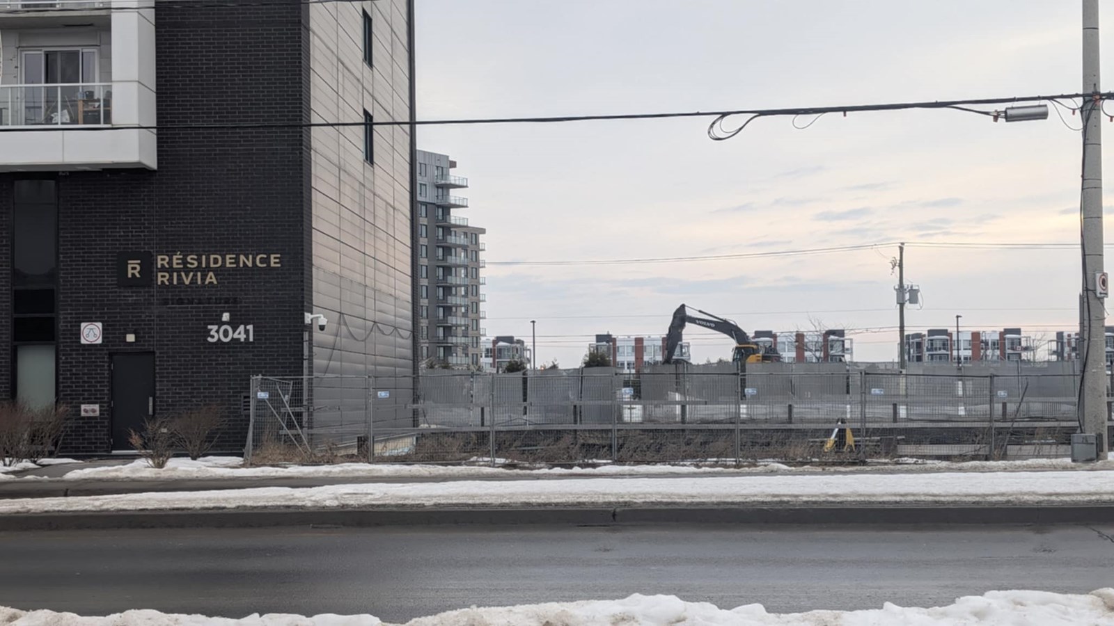 Construction resumes on the site adjacent to the Résidence Rivia