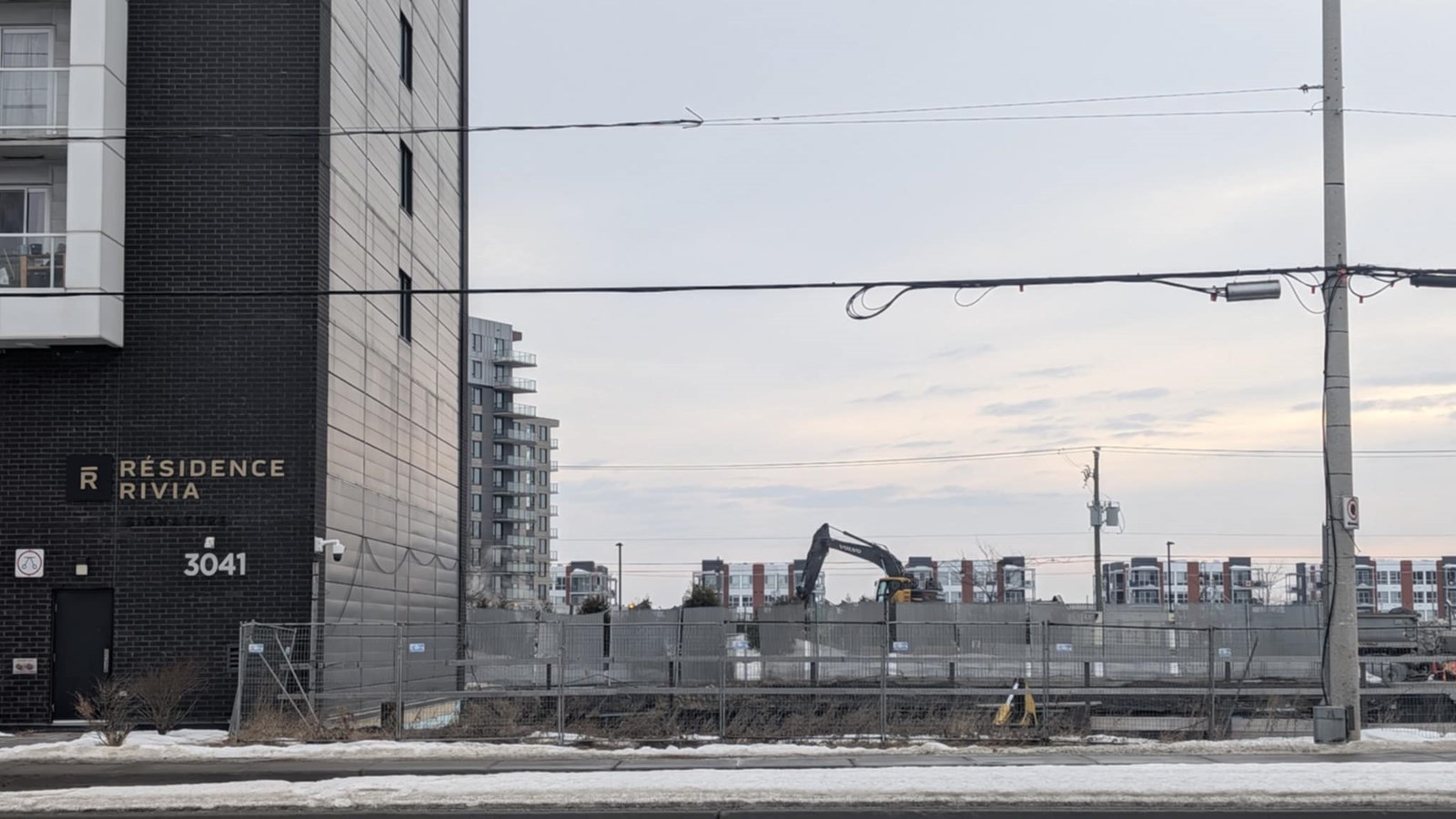 Construction resumes on the site adjacent to the Résidence Rivia