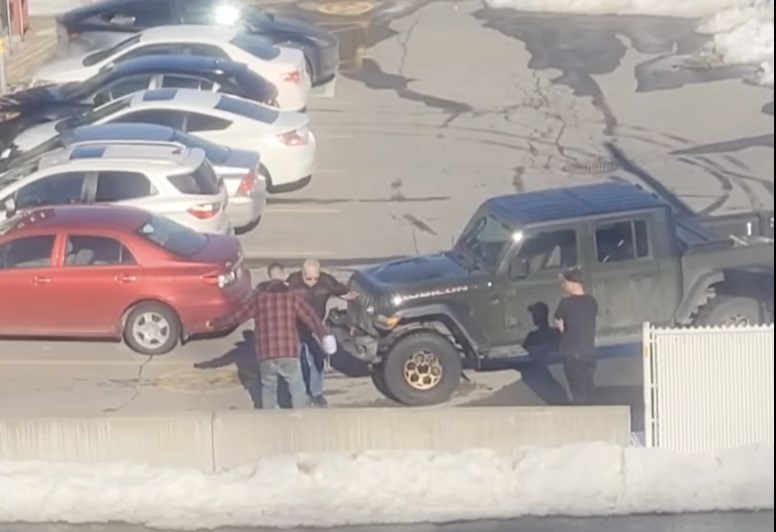 EN VIDÉO: Un homme est arrêté pour avoir aspergé un automobiliste de lave-glace